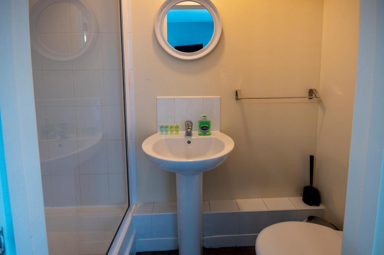 Irvine Riverside Guesthouse By Payman Club Екстер'єр фото